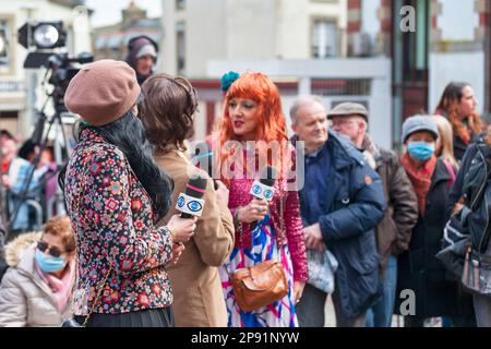 Douarnenez, France - 27 février 2022 : reporters régionaux déguisés pendant le carnaval des gras de Douarnenez. Banque D'Images
