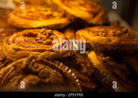 De nombreuses tartes aux noix pâtisserie afficher. Beaucoup de boulangerie fond jaune Banque D'Images