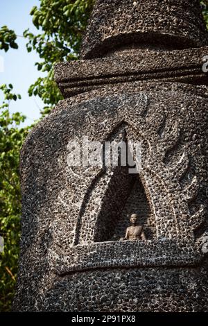 Pattaya, Thaïlande - 25 mars 2016: Sculpture bouddhiste d'un homme assis dans une belle pagode. Statue de Monk placée dans un stupa à un monastère. Wat Chaim Banque D'Images