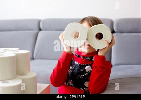 Enfant, jouer avec du papier toilette à la maison Banque D'Images