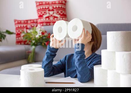 Enfant, jouer avec du papier toilette à la maison Banque D'Images