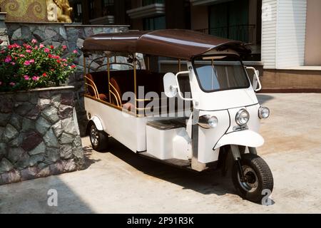 Hotel tuk-tuk taxi voiture attendant pour les touristes de passagers en Thaïlande. Pousse-pousse automatique à trois roues thaïlandais Banque D'Images