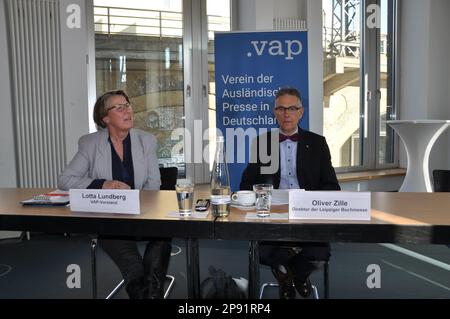Berlin, Allemagne. 02nd mars 2023. L'écrivain Lotta Lundberg et Oliver Zille, chef de la Foire du livre de Leipzig, à la Foire du livre de Leipzig (photo le 2 mars 2023), Berlin. Credit: Zapotocky Ales/CTK photo/Alamy Live News Banque D'Images