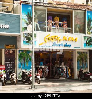 Nha Trang, Viêt Nam - Mars 30, 2018 : Magasin de vêtements de plage multicolores sur une Asiatique resort ville rue. Shirts, casquettes et autres vêtements pour les touristes dans un Banque D'Images