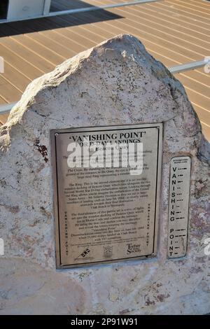 Plinthe de Vanishing point sur Beacon Quay, Torquay. (Voir remarque)/ Banque D'Images