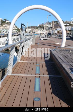 Des feux à code Morse sur la terrasse en bois de Beacon Quay, Torquay, faisant partie du monument commémoratif de Vanishing point (voir note). Banque D'Images