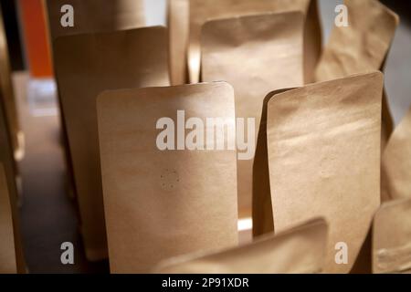 Groupe de sacs papier kraft brun avec évent close-up. Détail de l'emballage vide café with copy space Banque D'Images