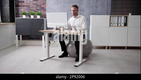 Exercice Office ball. Position assise au bureau Banque D'Images
