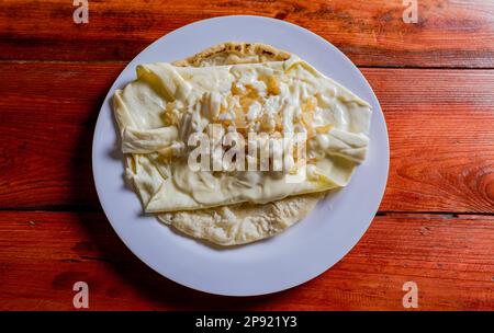 Vue de dessus du fromage traditionnel avec oignon mariné, plat de fromage traditionnel avec oignon mariné et crème. Concept des aliments typiques de l'amérique latine Banque D'Images