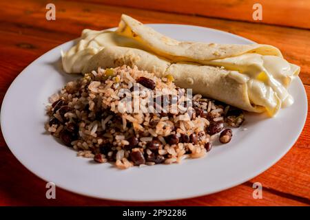 Pinto gallo traditionnel avec Quesillo servi sur une table en bois. Galloopine nicaraguayenne avec quesillo sur la table. cuisine nicaraguayenne typique Banque D'Images