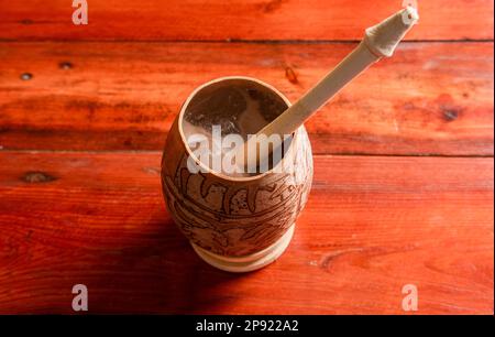 Boisson de cacao nicaraguayenne dans la jicara artisanale. Boisson au cacao nicaraguayenne servie dans un gourde traditionnel. Concept de boissons traditionnelles du Nicaragua et Banque D'Images