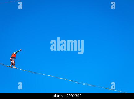 LANZO, ITALIE - VERS OCTOBRE 2020: Athlète de slackline pendant sa performance. Concentration, équilibre et aventure dans ce sport dynamique Banque D'Images