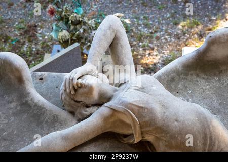 GÊNES, ITALIE - juin 2020 : statue antique d'ange (1910) (marbre) dans un cimetière catholique chrétien - Italie Banque D'Images