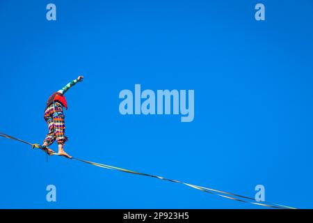 LANZO, ITALIE - VERS OCTOBRE 2020: Athlète de slackline pendant sa performance. Concentration, équilibre et aventure dans ce sport dynamique Banque D'Images