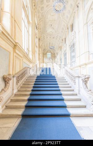 TURIN, ITALIE - VERS JUIN 2021 : le plus bel escalier baroque d'Europe situé dans le Palais Madama (Palazzo Madama). Intérieur et luxe Banque D'Images