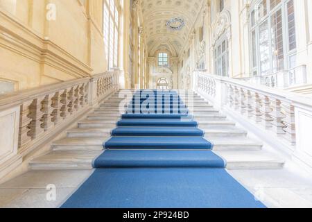 TURIN, ITALIE - VERS JUIN 2021 : le plus bel escalier baroque d'Europe situé dans le Palais Madama (Palazzo Madama). Intérieur et luxe Banque D'Images