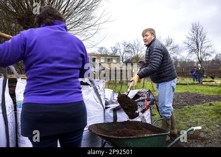 ZOETERMEER - le roi Willem-Alexander et la reine Maxima en action pendant NLdoet, la plus grande campagne de bénévolat des pays-Bas. Le couple royal et les bénévoles se sont mis à préparer un jardin adjacent dans un centre communautaire pour une nouvelle saison de plantation. ANP RAMON VAN FLYMEN pays-bas sortie - belgique sortie Banque D'Images
