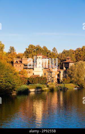 Turin, Italie - Circa novembre 2021: Panorama en plein air avec le pittoresque château Valentino de Turin au lever du soleil en automne Banque D'Images