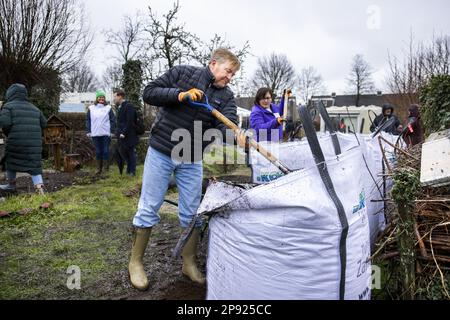 ZOETERMEER - le roi Willem-Alexander et la reine Maxima en action pendant NLdoet, la plus grande campagne de bénévolat des pays-Bas. Le couple royal et les bénévoles se sont mis à préparer un jardin adjacent dans un centre communautaire pour une nouvelle saison de plantation. ANP RAMON VAN FLYMEN pays-bas sortie - belgique sortie Banque D'Images