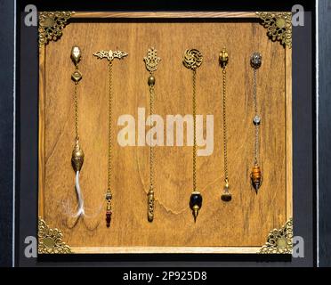 Collection pendule magique ésotérique. Symbole vintage de l'ésotérisme, du garrot et du récit de fortune Banque D'Images