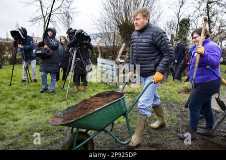 ZOETERMEER - le roi Willem-Alexander et la reine Maxima en action pendant NLdoet, la plus grande campagne de bénévolat des pays-Bas. Le couple royal et les bénévoles se sont mis à préparer un jardin adjacent dans un centre communautaire pour une nouvelle saison de plantation. ANP RAMON VAN FLYMEN pays-bas sortie - belgique sortie Banque D'Images