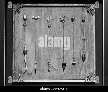 Collection pendule magique ésotérique. Symbole vintage de l'ésotérisme, du garrot et du récit de fortune Banque D'Images