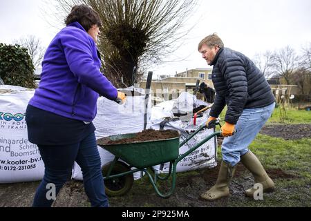 ZOETERMEER - le roi Willem-Alexander et la reine Maxima en action pendant NLdoet, la plus grande campagne de bénévolat des pays-Bas. Le couple royal et les bénévoles se sont mis à préparer un jardin adjacent dans un centre communautaire pour une nouvelle saison de plantation. ANP RAMON VAN FLYMEN pays-bas sortie - belgique sortie Banque D'Images