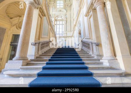 TURIN, ITALIE - VERS JUIN 2021 : le plus bel escalier baroque d'Europe situé dans le Palais Madama (Palazzo Madama). Intérieur et luxe Banque D'Images