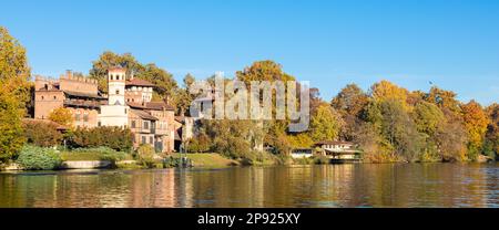 Turin, Italie - Circa novembre 2021: Panorama en plein air avec le pittoresque château Valentino de Turin au lever du soleil en automne Banque D'Images
