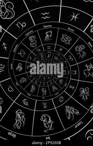 Signes du zodiaque arrière-plan de l'horoscope. Concept de fantaisie et de mystère - noir Banque D'Images