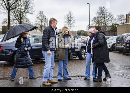 ZOETERMEER - le roi Willem-Alexander et la reine Maxima en action pendant NLdoet, la plus grande campagne de bénévolat des pays-Bas. Le couple royal est allé travailler avec des bénévoles pour préparer un jardin adjacent dans un centre communautaire pour une nouvelle saison de plantation. ANP RAMON VAN FLYMEN pays-bas sortie - belgique sortie Banque D'Images