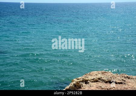 Merveilleuse Sicile avec les senteurs de la Méditerranée gommage avec des buissons et des conifères à feuilles persistantes et le bleu turquoise de ses eaux cristallines. Banque D'Images