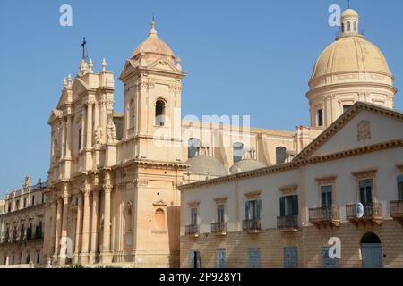 La cathédrale de Noto est un joyau du baroque sicilien qui se trouve sur la rue principale pleine d'autres chefs-d'œuvre de l'architecture baroque. Banque D'Images