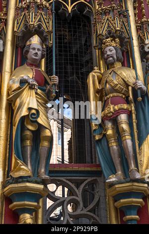 Figures à la belle fontaine : Archevêque de Trèves à gauche, Roi de Bohême, Empereur Charles IV à droite, Hauptmarkt, Nuremberg, Moyen Banque D'Images