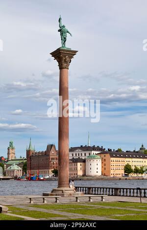 Stockholm, Suède - 22 juin 2019 : le monument d'Engelbrekt à l'extérieur de l'hôtel de ville par le Riddarfjärden. Banque D'Images