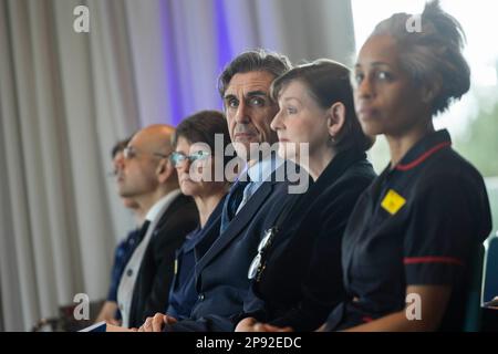 UTILISATION ÉDITORIALE SEUL l'acteur Stephen McGann siège avec sa femme Heidi Thomas (deuxième à droite) à un événement commémoratif en direct organisé par NHS Charities Together au National Memorial Arboretum de Staffordshire pour marquer le troisième anniversaire de l'Organisation mondiale de la Santé (OMS) déclarant une pandémie mondiale de Covid-19. Date de la photo: Vendredi 10 mars 2023. Banque D'Images