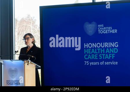 UTILISATION ÉDITORIALE SEULEMENT scénariste et créateur de Call the Midwife et du film à venir Allelujah, Heidi Thomas parle lors d'un événement commémoratif en direct organisé par NHS Charities Together à l'Arboretum National Memorial à Staffordshire pour marquer le troisième anniversaire de l'Organisation mondiale de la Santé (OMS) déclarant une pandémie mondiale Covid-19. Date de la photo: Vendredi 10 mars 2023. Banque D'Images