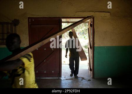 Travailleurs du bois et charpentiers à Mahenge Tanzanie où un atelier a été mis en place pour soutenir un orphelinat dans la ville en 2010 avec l'aide de dons de Rubyfair.com. Mahenge Tanzanie photo: Garyroberts/worldwidefeatures.com Banque D'Images