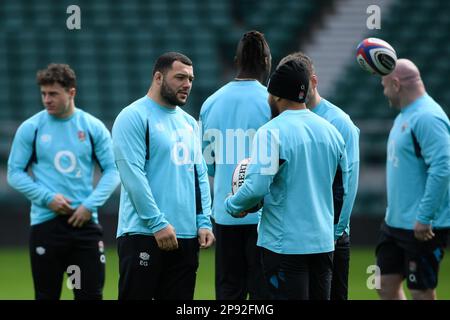 Stade de Twickenham, Angleterre, Royaume-Uni. 10th mars 2023. Ellis Genge d'Angleterre discutant avec Ollie Lawrence lors de la session d'entraînement de rugby d'Angleterre pendant qu'ils se préparent à prendre la France dans le match Guinness six Nations au stade de Twickenham sur 11 mars: Credit: Ashley Western/Alay Live News Banque D'Images