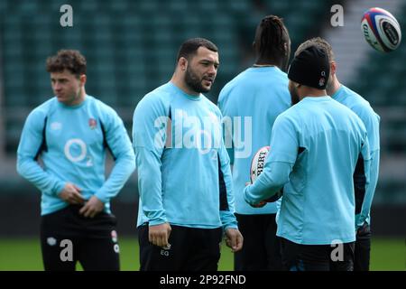 Stade de Twickenham, Angleterre, Royaume-Uni. 10th mars 2023. Ellis Genge d'Angleterre discutant avec Ollie Lawrence lors de la session d'entraînement de rugby d'Angleterre pendant qu'ils se préparent à prendre la France dans le match Guinness six Nations au stade de Twickenham sur 11 mars: Credit: Ashley Western/Alay Live News Banque D'Images