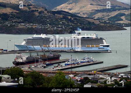 Le paquebot « Ovation of the Seas » amarré dans le port de Lyttelton, un port sur la péninsule de Banks sur l'île sud de New Zealands. Banque D'Images