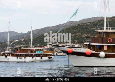 Bateaux touristiques vus sur la mer Adriatique près de la ville de Dubrovnik. Banque D'Images