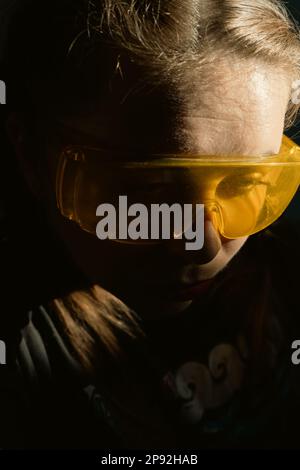 Fille dans des verres jaunes intelligents. Lunettes de réalité virtuelle. Photos de mode Banque D'Images