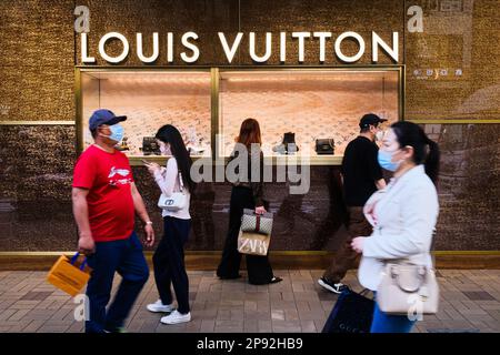 Hong Kong, Chine. 10th mars 2023. La promenade des acheteurs passe devant un magasin de luxe de la marque Louis Vuitton dans le quartier commerçant de Tsim Sha Tsui. (Credit image: © Keith Tsuji/ZUMA Press Wire) USAGE ÉDITORIAL SEULEMENT! Non destiné À un usage commercial ! Banque D'Images