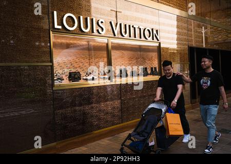 Hong Kong, Chine. 10th mars 2023. La promenade des acheteurs passe devant un magasin de luxe de la marque Louis Vuitton dans le quartier commerçant de Tsim Sha Tsui. (Credit image: © Keith Tsuji/ZUMA Press Wire) USAGE ÉDITORIAL SEULEMENT! Non destiné À un usage commercial ! Banque D'Images