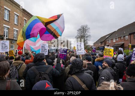 Londres/Royaume-Uni 10 FÉVRIER 2023. Une contre-manifestation a été organisée par un certain nombre de groupes de droite pro-Trans à East Dulwich contre Turning point, qui veulent voir un événement de narration de Drag Queens. Aubrey Fagon/Alamy Live News Banque D'Images