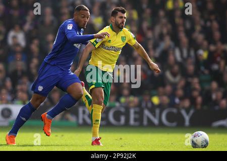 Nelson Oliveira de Norwich City lutte avec Kenneth Zohore de Cardiff City - Norwich City / Cardiff City, Sky Bet Championship, Carrow Road, Norwich - 14th avril 2018. Banque D'Images