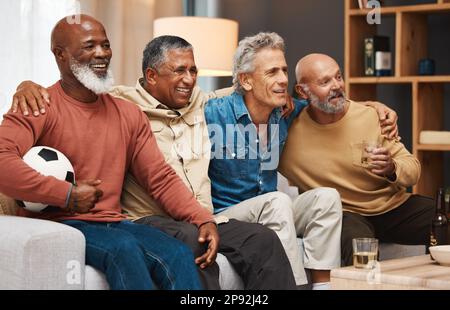 Senior, amis et regarder le football à la télévision, se détendre ou boire de la bière, se lier ou rire. Comique, drôle et heureux hommes âgés streaming football sur Banque D'Images