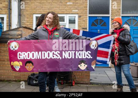 Londres/Royaume-Uni 10 FÉVRIER 2023. Une contre-manifestation a été organisée par un certain nombre de groupes de droite pro-Trans à East Dulwich contre Turning point, qui veulent voir un événement de narration de Drag Queens. Aubrey Fagon/Alamy Live News Banque D'Images