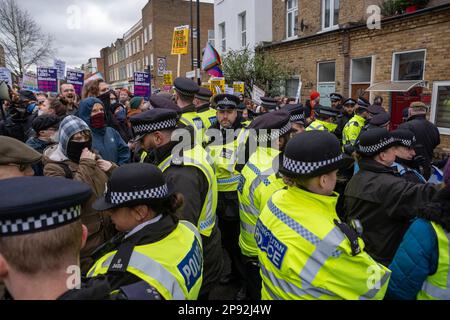 Londres/Royaume-Uni 10 FÉVRIER 2023. Une contre-manifestation a été organisée par un certain nombre de groupes de droite pro-Trans à East Dulwich contre Turning point, qui veulent voir un événement de narration de Drag Queens. Aubrey Fagon/Alamy Live News Banque D'Images